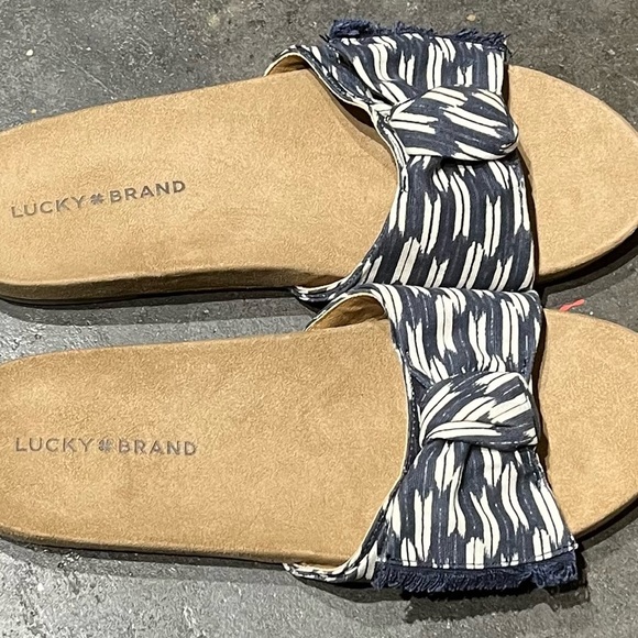 Lucky Brand Shoes - Lucky Brand Cotton Slip-on sandals
Size 9
Excellent condition